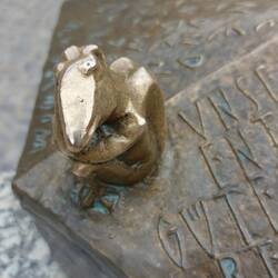 Detail aus dem unglaublich schönen Brunnen am Nikoleiplatz