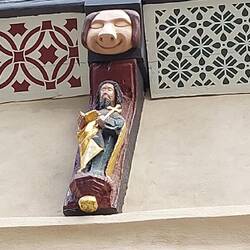 Detail am, wegen Restauration verhüllten Rathauses