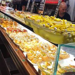 San Sebastian è famosa per pintxos : piccole tapas