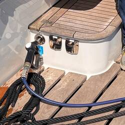 Frischwasser bunkern mit Zapfpistole