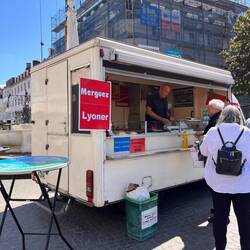 Wurstspezialitäten auf dem Saarbrücker Markt , Frz. Merguez (kleine rote Würstchen) und dt. Lyoner