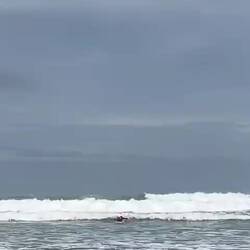 De Dani ofem Surfboard i de erschte Woche