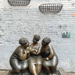 Draußen finden wir die "Flüstertüten" 😉 ... Frauen gerne in Dreiergruppen 🥰