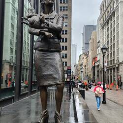 ...nebst Gemahlin ... Die frankophonen Kanadier sind auf Briten nicht soo gut zu sprechen..