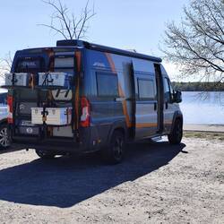 Unser Übernachtungsplatz am nächsten Morgen bei sommerlichen Wetter