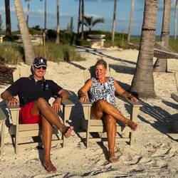 am Strand des verlassenen Resorts auf Royal Island