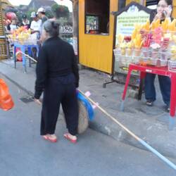 C'est l'heure, la mamie va vendre ses lanternes...