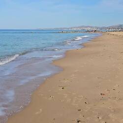 Der Strand und unter den Bäumen der Campingplatz