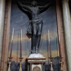 Jesus in schwarz am Kreuz