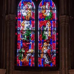 Das hintere Buntglasfenster im Altarraum