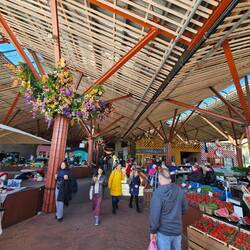 Die Markthalle, mit Erdbeeren aus Griechenland
