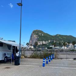 Stellplatz mit Blick auf den Fels von Gibraltar und den Hafen