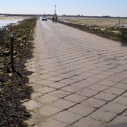 So sieht die Strasse bei Ebbe aus.