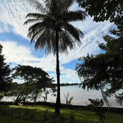 ...die Lodge ist zwar verblüht, aber die Lage direkt am See ist fantastisch...