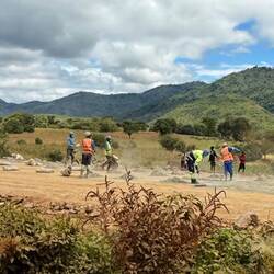...fleißige malawische Hände verteilen Zement...