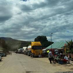 ...hier stehen dle Helden in ihren Boliden...