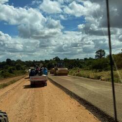 ...links die Umgehung, rechts die Vorahnung der Zukunft...