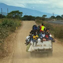 ...ein Teil der malawischen Beförderungskultur: Lkw für Mensch und Gut!