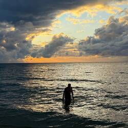 ...und James Bond... ...ääääh... ...Udo, entsteigt den Wellen 😁