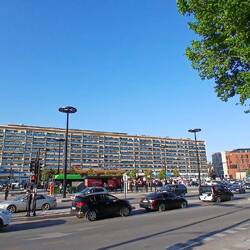 Links Polizei, rechts Demonstranten