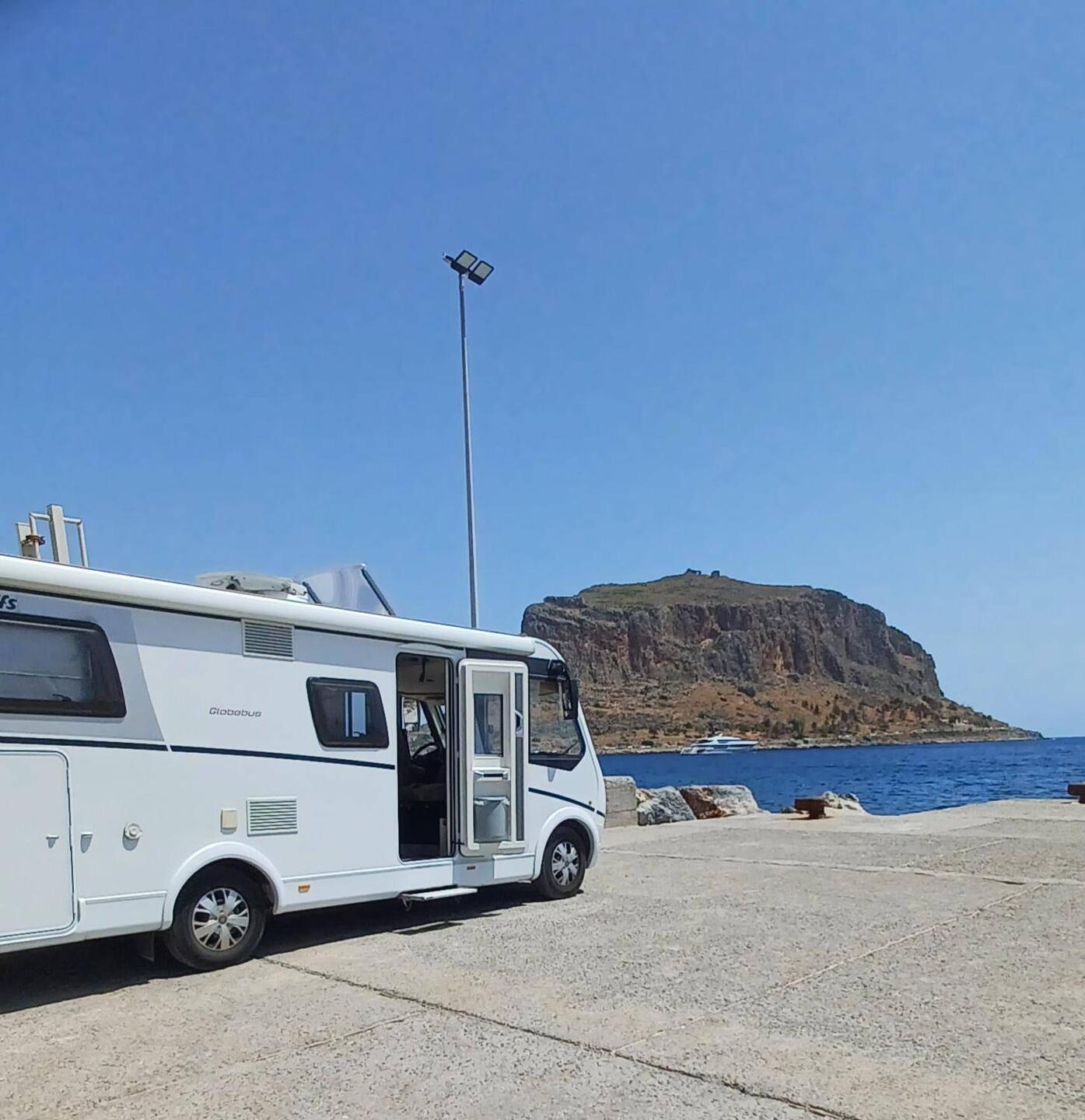 Perfekter Parkplatz direkt am Meer. Im Hintergrung die Insel Monemvasia