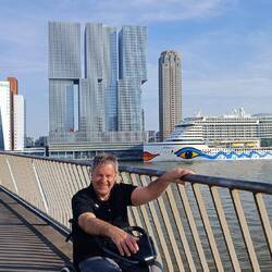 Meine fesche Begleitung. Hoffentlich verschwindet er nicht gleich an Bord der AIDA 😄