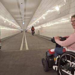 Und los gings. Kalt wars da unten auf dem über 1000m langen Durchgang.