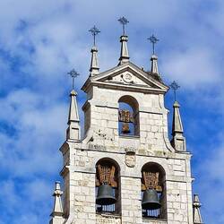 Mit Storchennest oben rechts