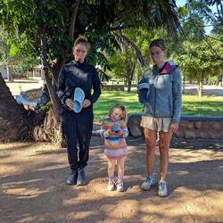 Alle drei Mädels haben einen Schuh verloren.