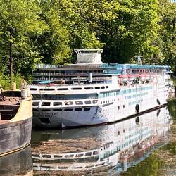 Saarkanal Oberwasser Ecluse 27 - Majesty of the Seas: https://de.m.wikipedia.org/wiki/Majesty_of_the