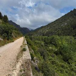 Stellenweise mit steilem Abhang.