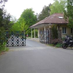 Haupteingang/Wache zum "Innenring" der Waldsiedlung