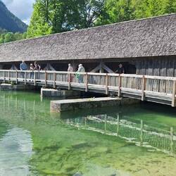 Alte Staumauer mit Pinguin.