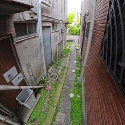 Narrow access for houses