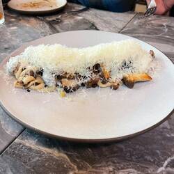 Sauté mushrooms with truffle cream and Parmesan