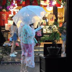 Enfin la pluie ! les marchandes de capes et de parapluies sont de sortie.
