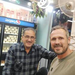 Seht netter Herr, mit fantastischen Süßspeisen 🙂