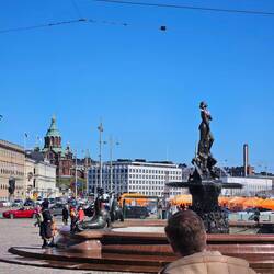 Brunnen und russische Kirche.