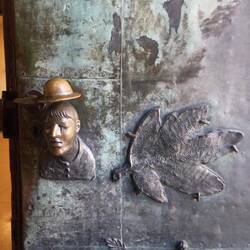 Originelle Türdrückergarnitur am Klostereingang