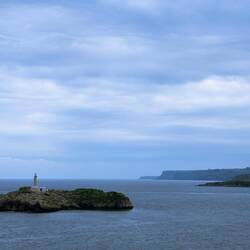 Blick von der Halbinsel La Magdalena auf die Costa Verde