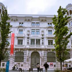 Wohl eines der zahlreichen Gebäude der Banco Santander, aber nicht der Sitz. Der war unter Gerüsten.