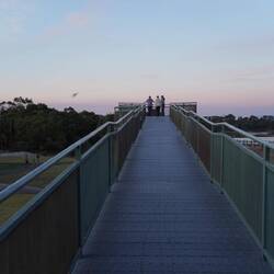 eine Aussichtsplattform mit Sicht auf das ganze ...