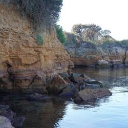 mit kleinen Buchten...