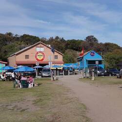 Mittagspause am Sandy Beach Kiosk.