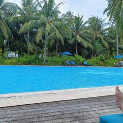Gefrusten an den Pool und es regnet