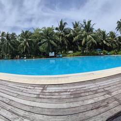 Der Pool ist mit 25 m Breite eine Wucht