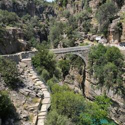 Brücke über den Fluss