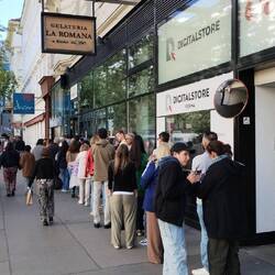 Queuing for gelato