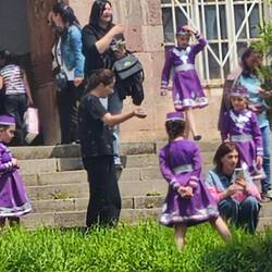 Armenische Schulkinder und ihre Mütter beim Schulhaus