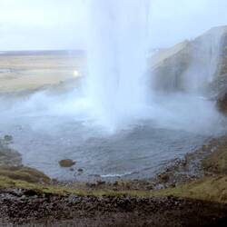 Durchgang unter dem Wasserfall